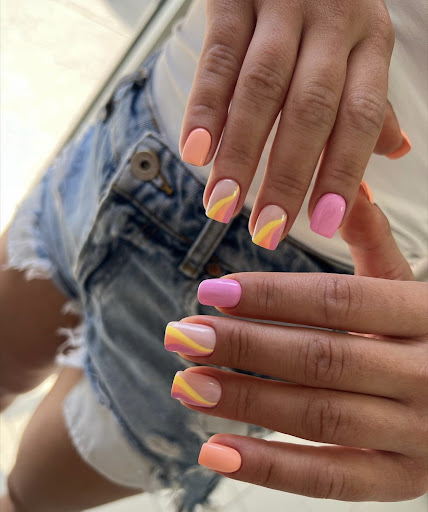 Peach and pink swirl nails